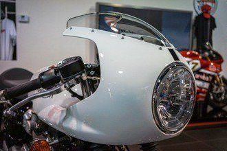 White Thruxton 1200, detail 1