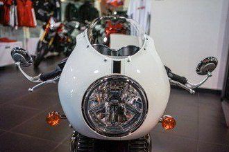 White Thruxton 1200, detail 2