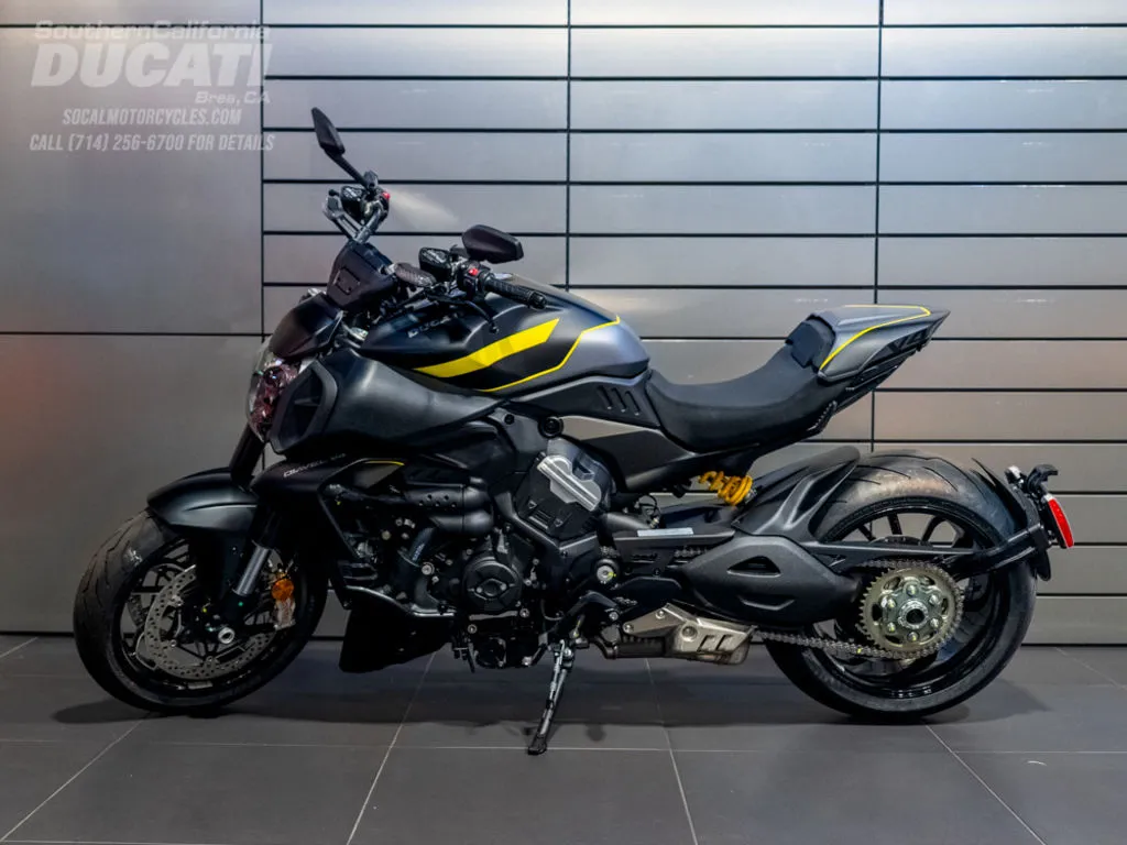 2026 Ducati Diavel V4 in Black Roadster Livery, photo 11 of 14