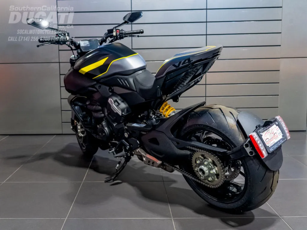 2026 Ducati Diavel V4 in Black Roadster Livery, photo 12 of 14