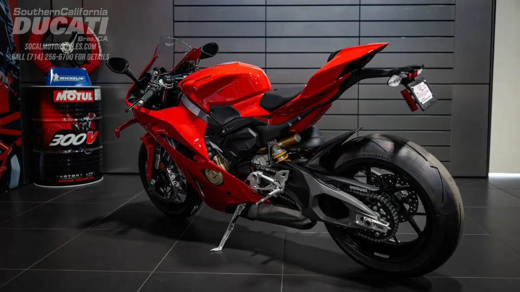 2026 Ducati Panigale V4 in Ducati Red, photo 10 of 11