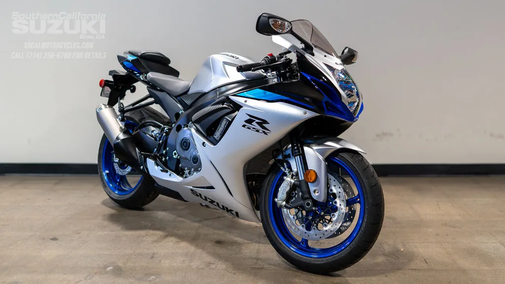 2026 Suzuki GSX-R600 in Pearl Vigor Blue / Metallic Matte Sword Silver, photo 5 of 11