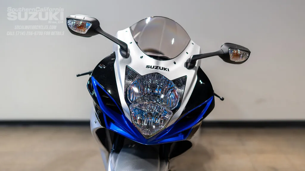 2026 Suzuki GSX-R600 in Pearl Vigor Blue / Metallic Matte Sword Silver, photo 6 of 11