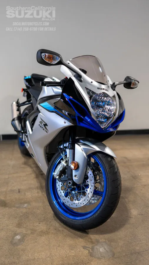 2026 Suzuki GSX-R600 in Pearl Vigor Blue / Metallic Matte Sword Silver, photo 7 of 11