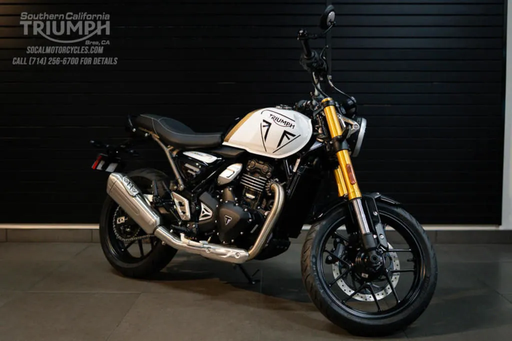 2026 Triumph Speed 400 in Pearl Metallic White and Phantom Black, photo 5 of 10