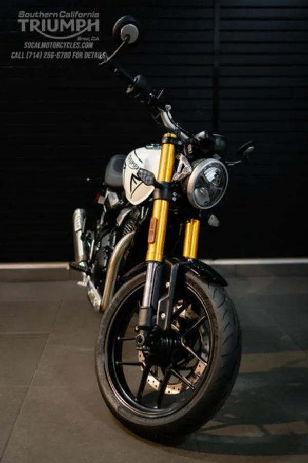 2026 Triumph Speed 400 in Pearl Metallic White and Phantom Black, photo 6 of 10