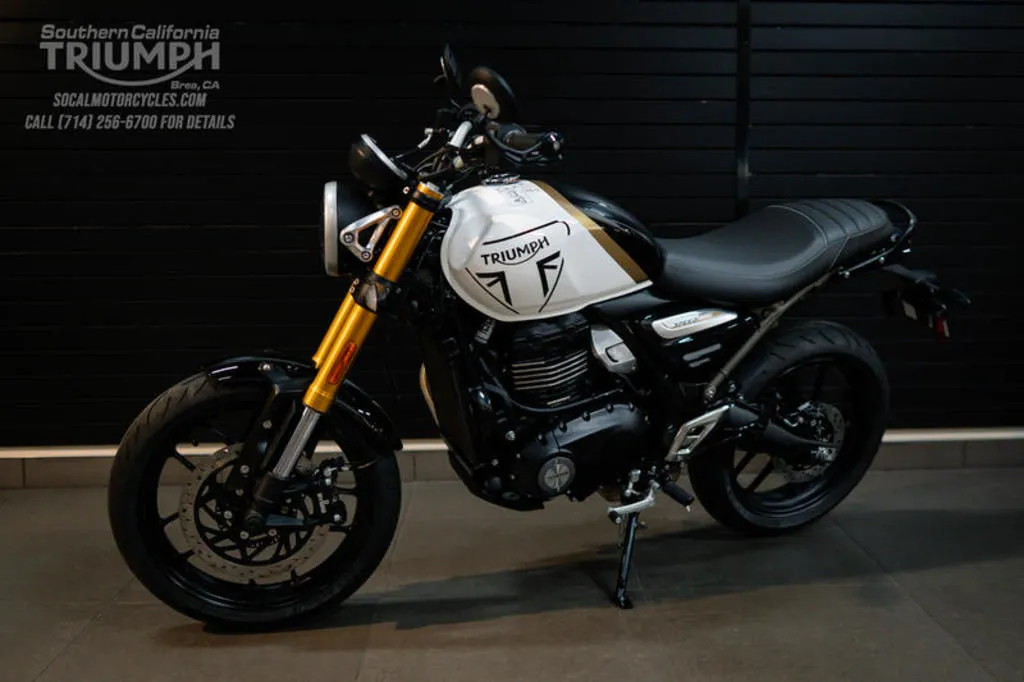 2026 Triumph Speed 400 in Pearl Metallic White and Phantom Black, photo 7 of 10
