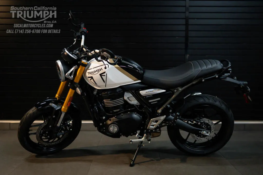 2026 Triumph Speed 400 in Pearl Metallic White and Phantom Black, photo 8 of 10