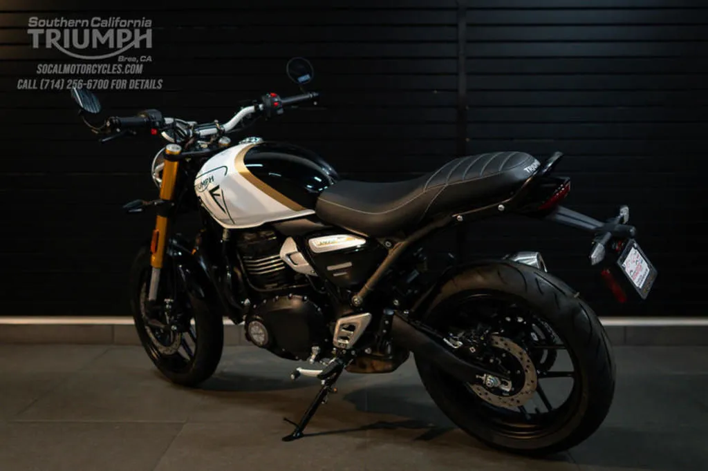 2026 Triumph Speed 400 in Pearl Metallic White and Phantom Black, photo 9 of 10