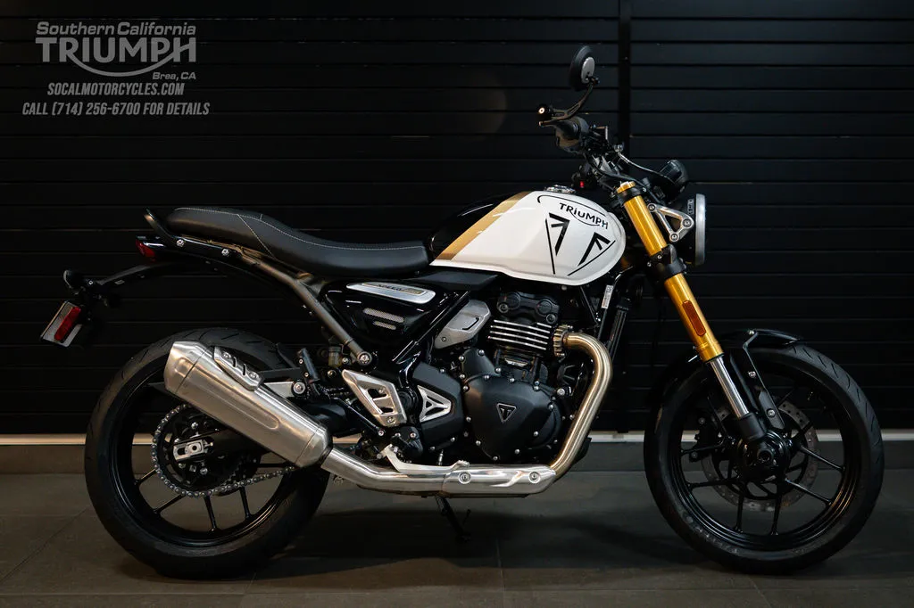 2026 Triumph Speed 400 in Pearl Metallic White and Phantom Black, photo 1 of 10