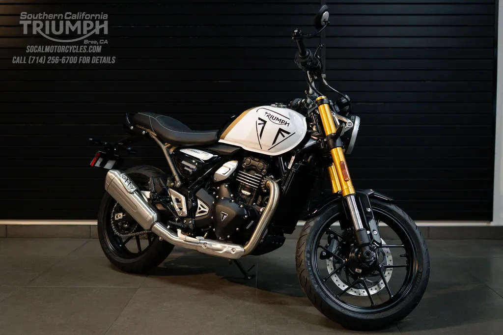 2026 Triumph Speed 400 in Pearl Metallic White and Phantom Black, photo 5 of 10