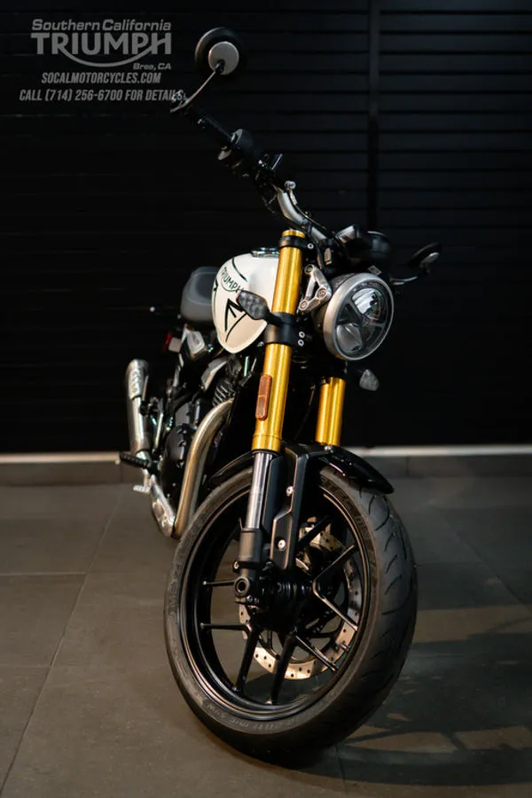 2026 Triumph Speed 400 in Pearl Metallic White and Phantom Black, photo 6 of 10