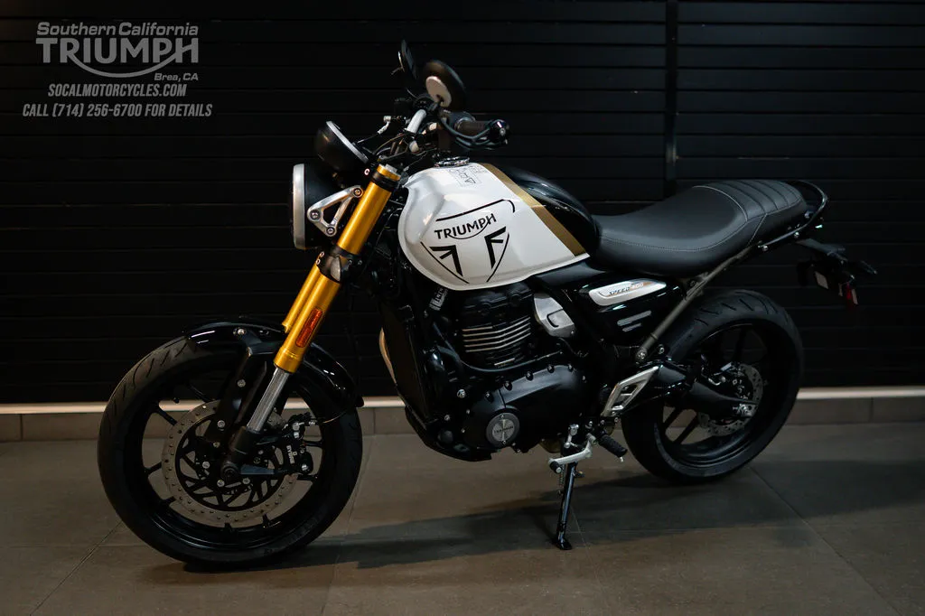 2026 Triumph Speed 400 in Pearl Metallic White and Phantom Black, photo 7 of 10