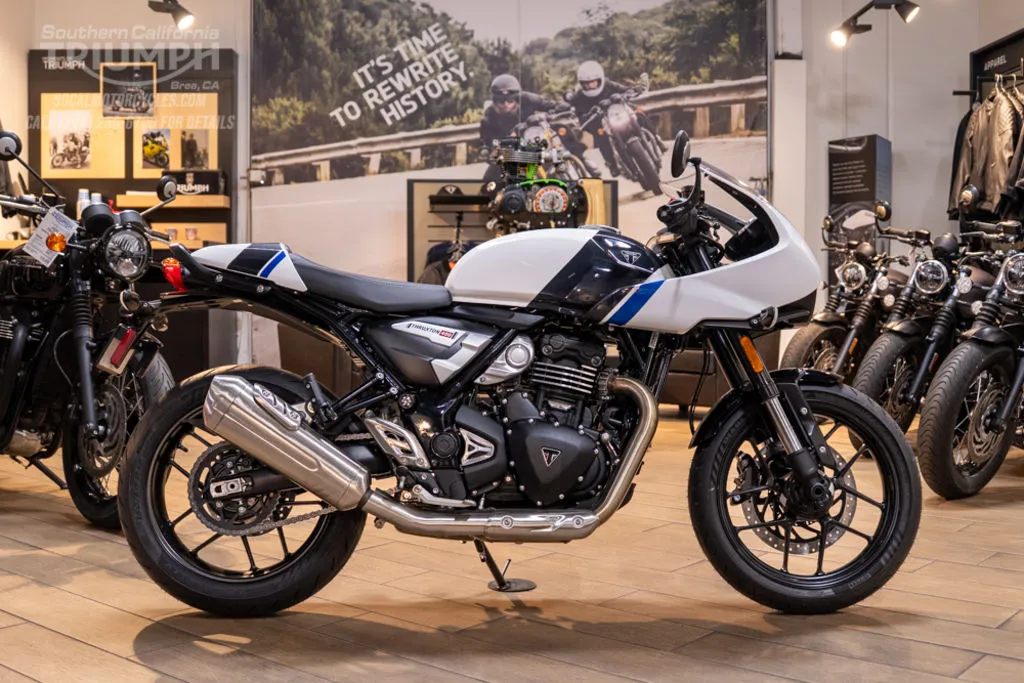 2026 Triumph Thruxton 400 in Pearl Metallic White / Storm Grey, photo 1 of 11