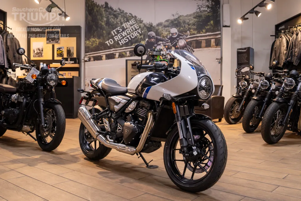 2026 Triumph Thruxton 400 in Pearl Metallic White / Storm Grey, photo 5 of 11