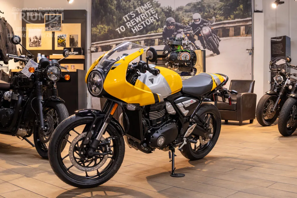 2026 Triumph Thruxton 400 in Metallic Racing Yellow / Aluminum Silver, photo 6 of 10