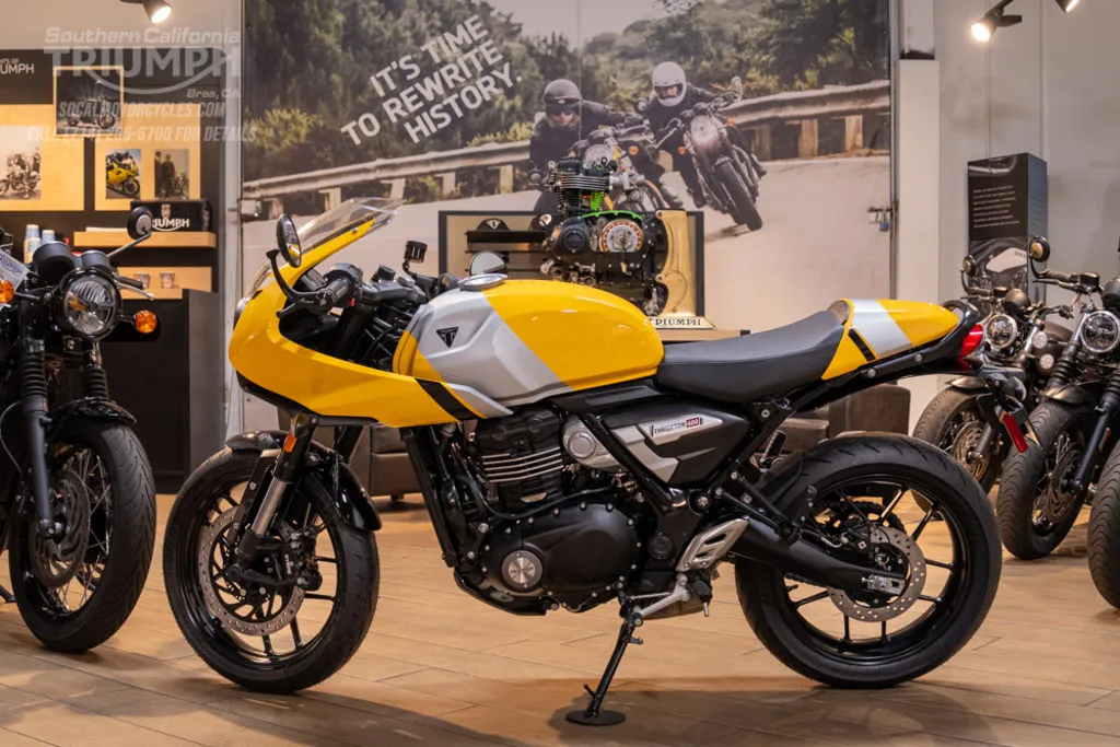 2026 Triumph Thruxton 400 in Metallic Racing Yellow / Aluminum Silver, photo 7 of 10
