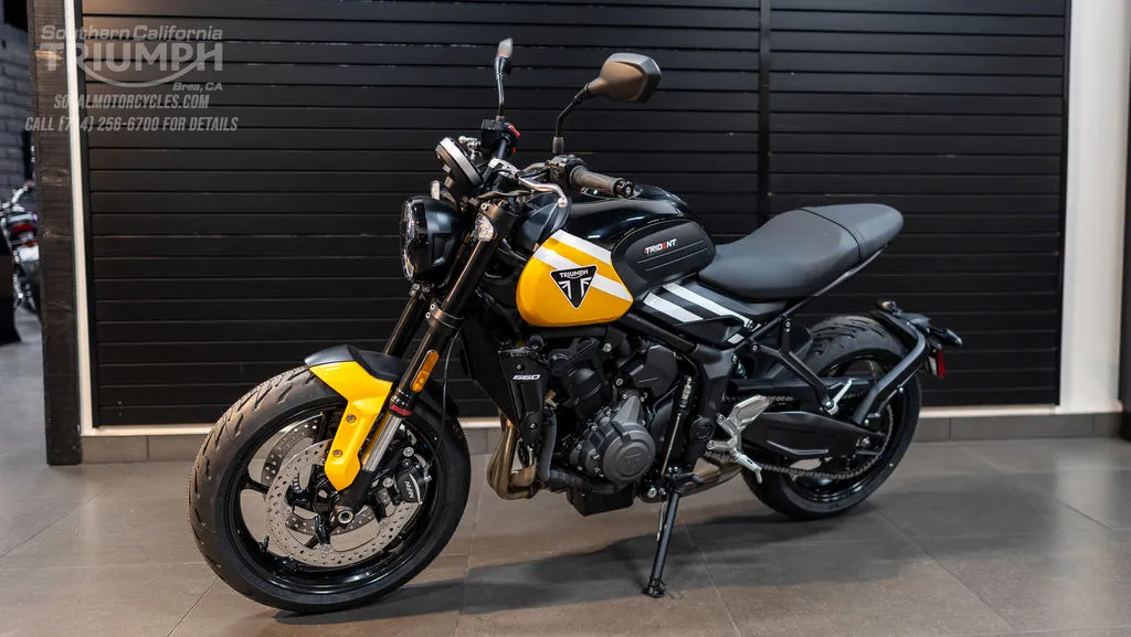 2025 Triumph Trident 660 in Cosmic Yellow / Sapphire Black, photo 8 of 10