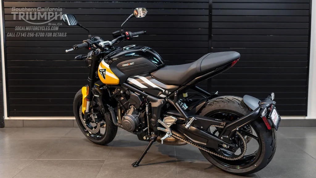 2025 Triumph Trident 660 in Cosmic Yellow / Sapphire Black, photo 9 of 10