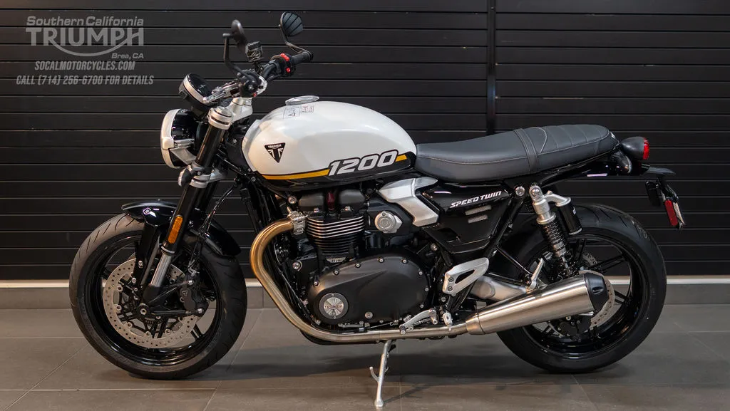 2026 Triumph Speed Twin 1200 in Crystal White / Sapphire Black, photo 9 of 11