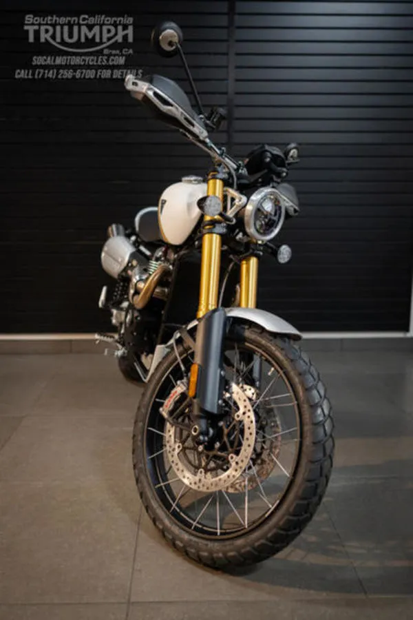 2026 Triumph Scrambler 1200 XE in Matte Khaki Green / Matte Crystal White, photo 6 of 10