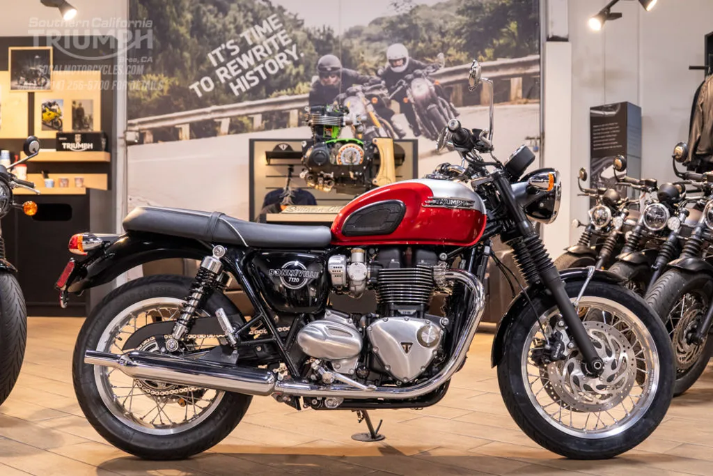 2026 Triumph Bonneville T120 in Aluminum Silver / Cranberry Red, photo 1 of 8
