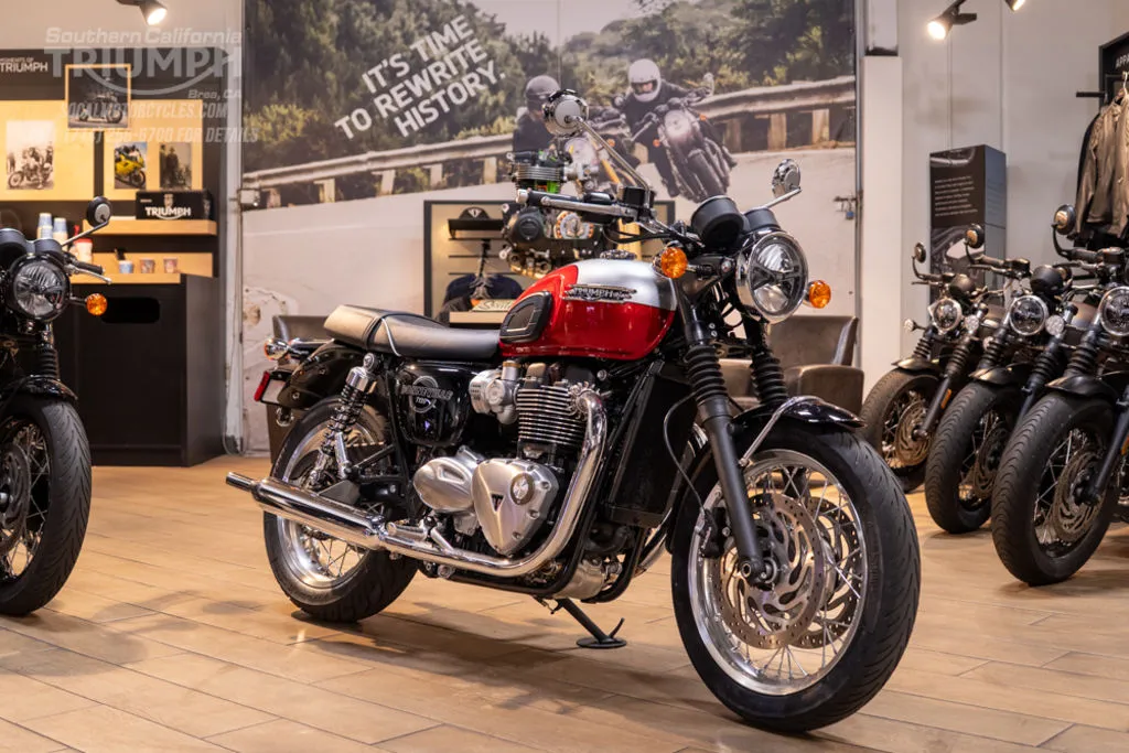 2026 Triumph Bonneville T120 in Aluminum Silver / Cranberry Red, photo 3 of 8