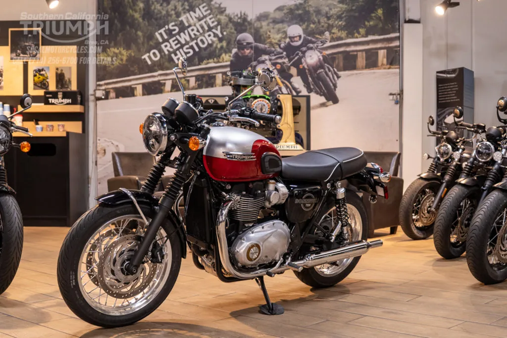 2026 Triumph Bonneville T120 in Aluminum Silver / Cranberry Red, photo 5 of 8