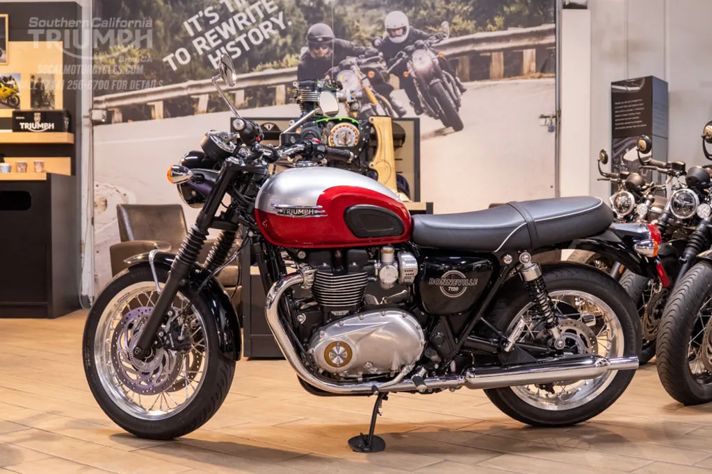 2026 Triumph Bonneville T120 in Aluminum Silver / Cranberry Red, photo 6 of 8
