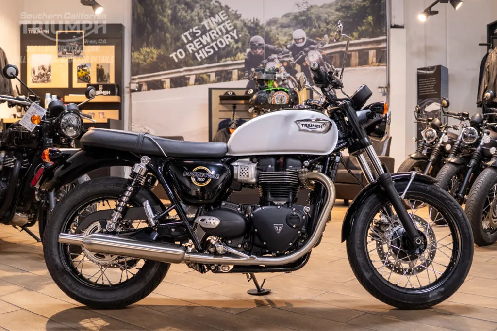 2026 Triumph Bonneville T100 in Snowdonia White / Sapphire Black, photo 1 of 9