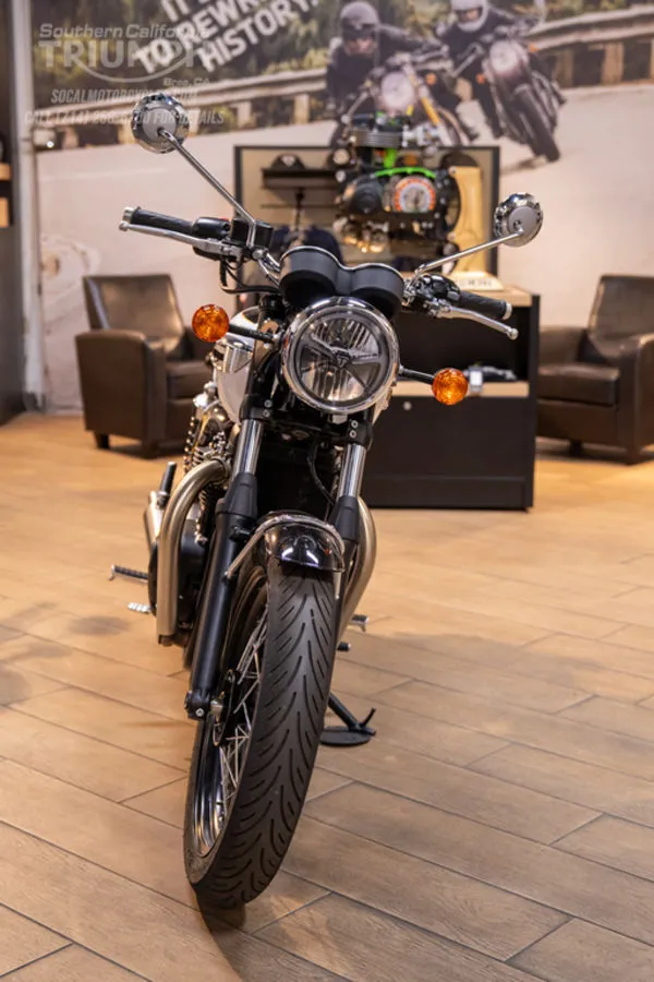 2026 Triumph Bonneville T100 in Snowdonia White / Sapphire Black, photo 4 of 9