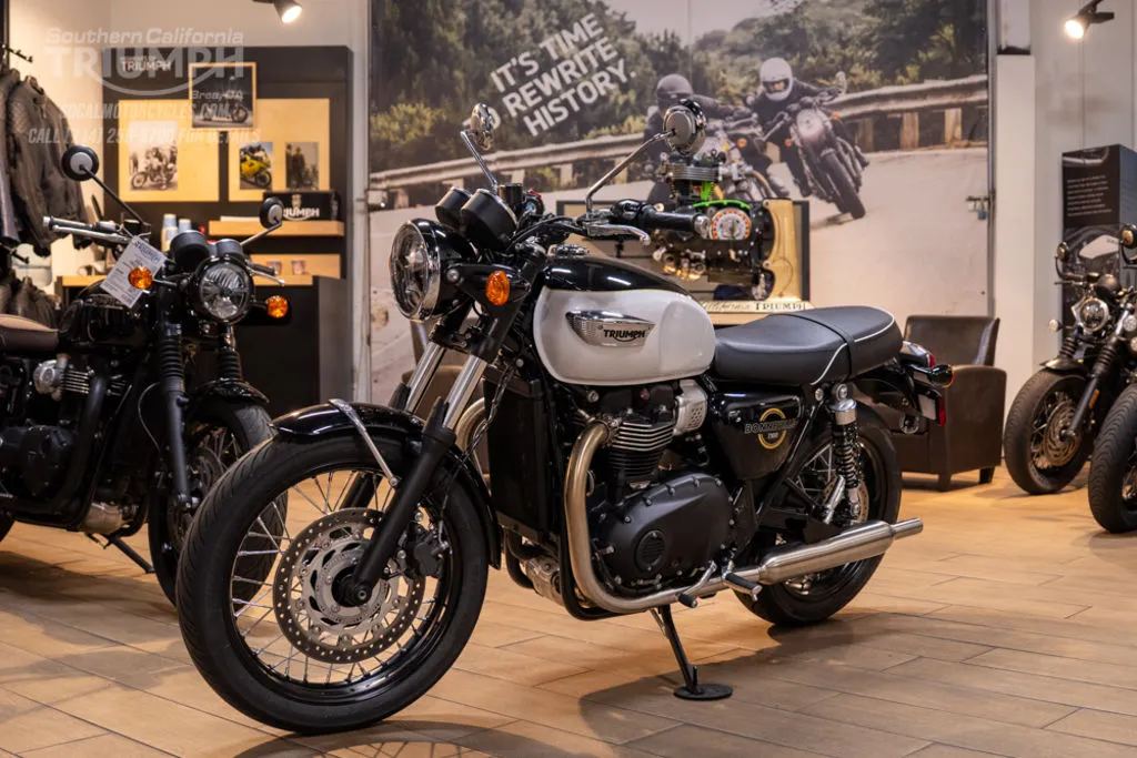 2026 Triumph Bonneville T100 in Snowdonia White / Sapphire Black, photo 5 of 9