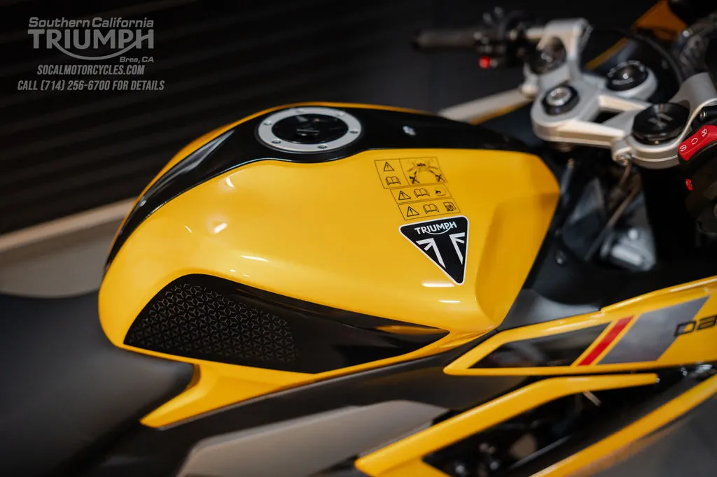 2026 Triumph Daytona 660 in Cosmic Yellow / Sapphire Black, photo 2 of 9