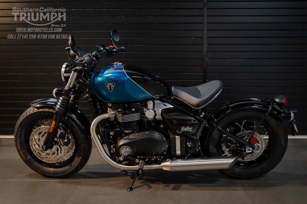 2026 Triumph Bonneville Bobber in Interstellar Blue / Sapphire Black, photo 7 of 9