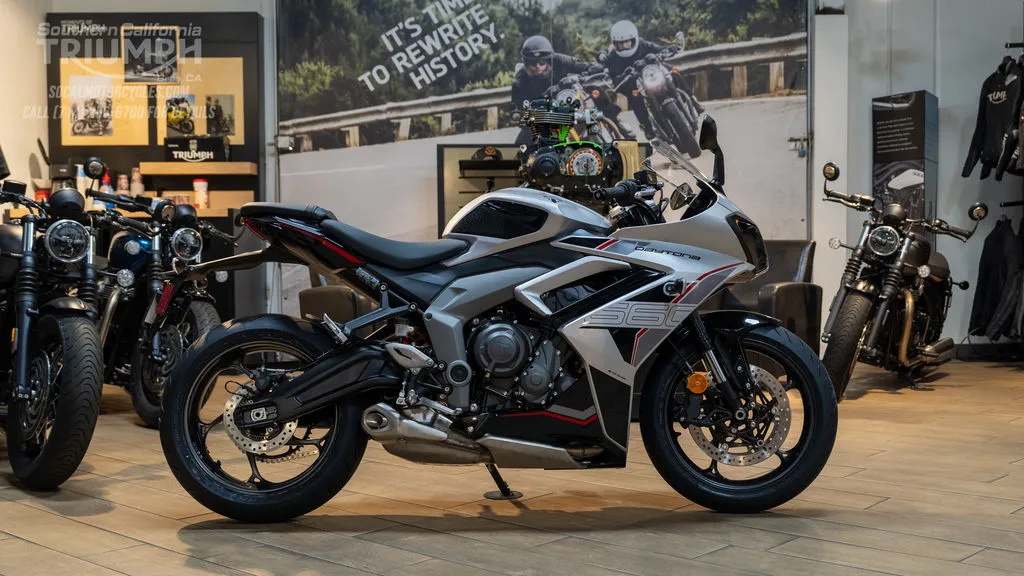 2026 Triumph Daytona 660 in Aluminum Silver / Sapphire Black, photo 1 of 8