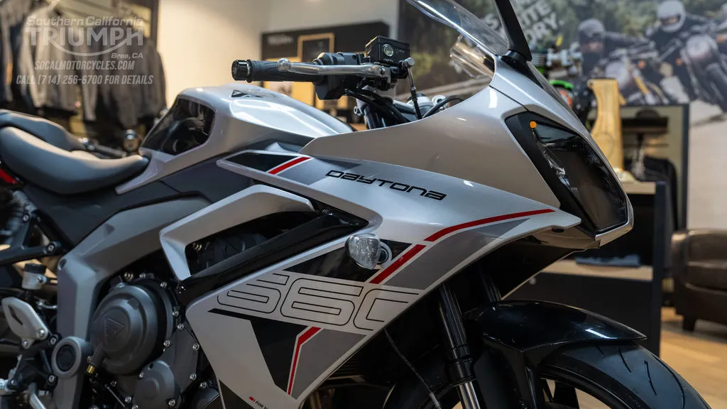 2026 Triumph Daytona 660 in Aluminum Silver / Sapphire Black, photo 2 of 8