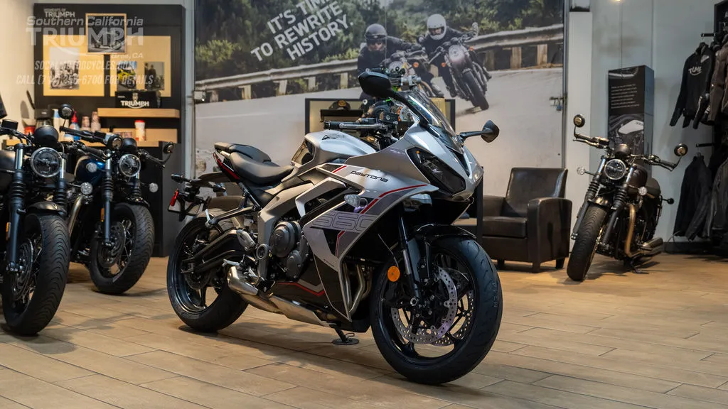 2026 Triumph Daytona 660 in Aluminum Silver / Sapphire Black, photo 3 of 8