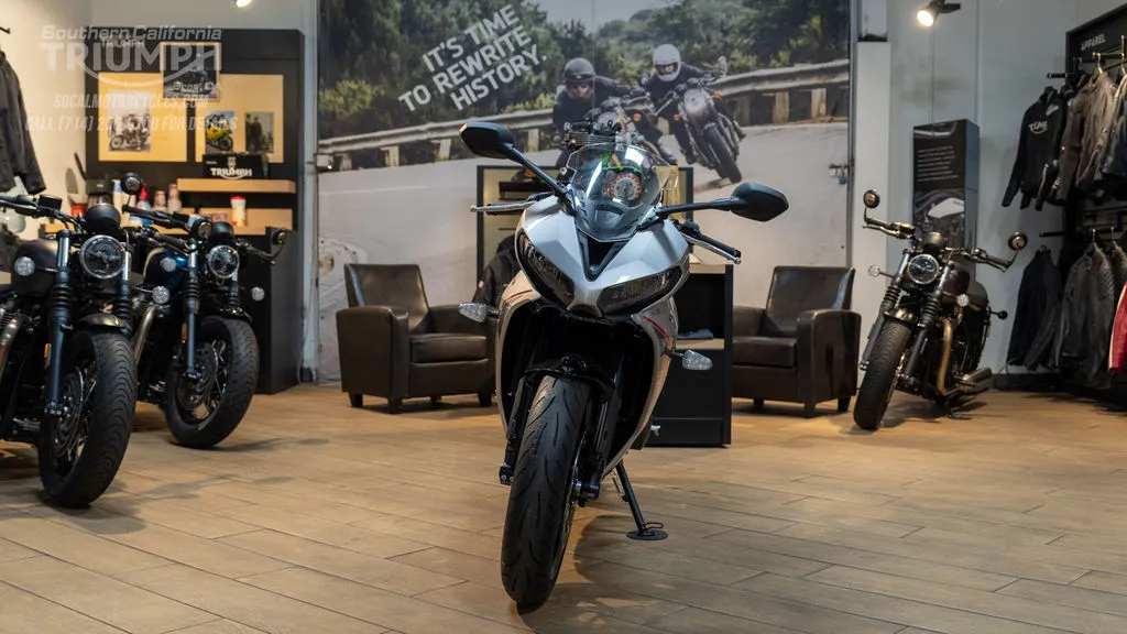 2026 Triumph Daytona 660 in Aluminum Silver / Sapphire Black, photo 4 of 8