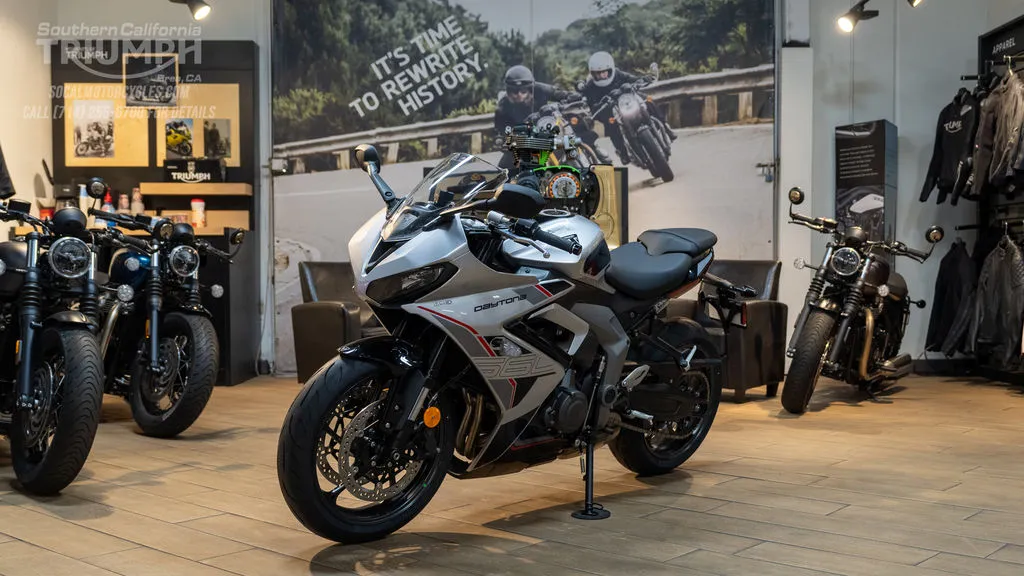 2026 Triumph Daytona 660 in Aluminum Silver / Sapphire Black, photo 5 of 8
