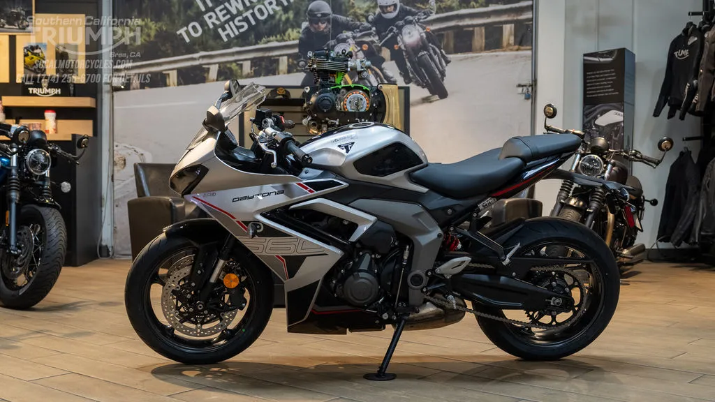 2026 Triumph Daytona 660 in Aluminum Silver / Sapphire Black, photo 6 of 8