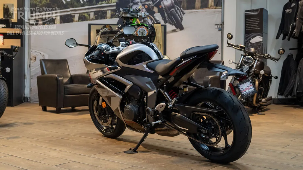 2026 Triumph Daytona 660 in Aluminum Silver / Sapphire Black, photo 7 of 8