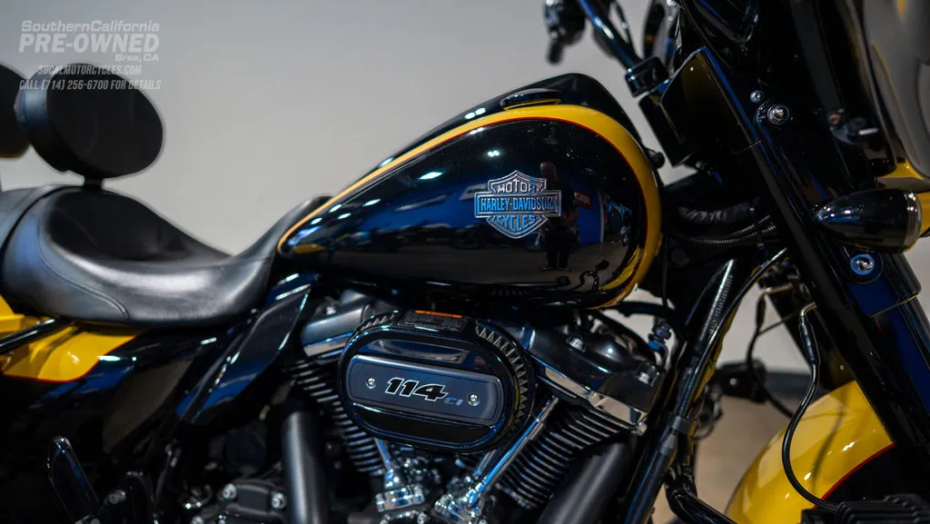 2023 Harley-Davidson Street Glide Special in Black/Yellow, photo 2 of 10