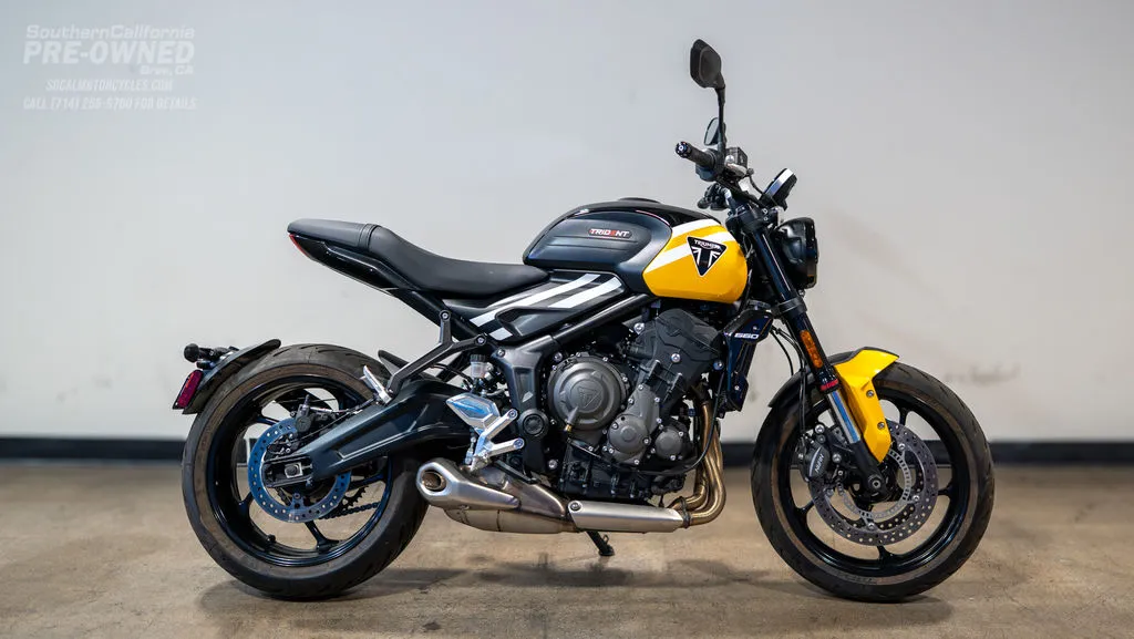 2025 Triumph Trident 660 in Cosmic Yellow / Sapphire Black, photo 1 of 10