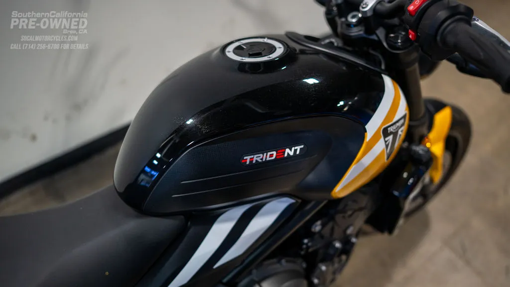 2025 Triumph Trident 660 in Cosmic Yellow / Sapphire Black, photo 3 of 10
