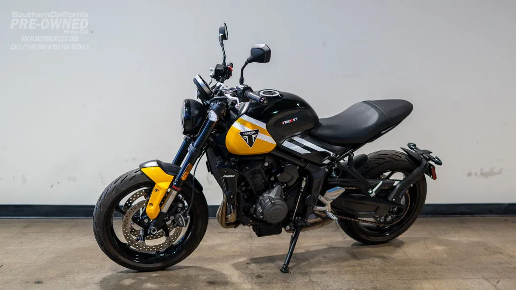 2025 Triumph Trident 660 in Cosmic Yellow / Sapphire Black, photo 7 of 10