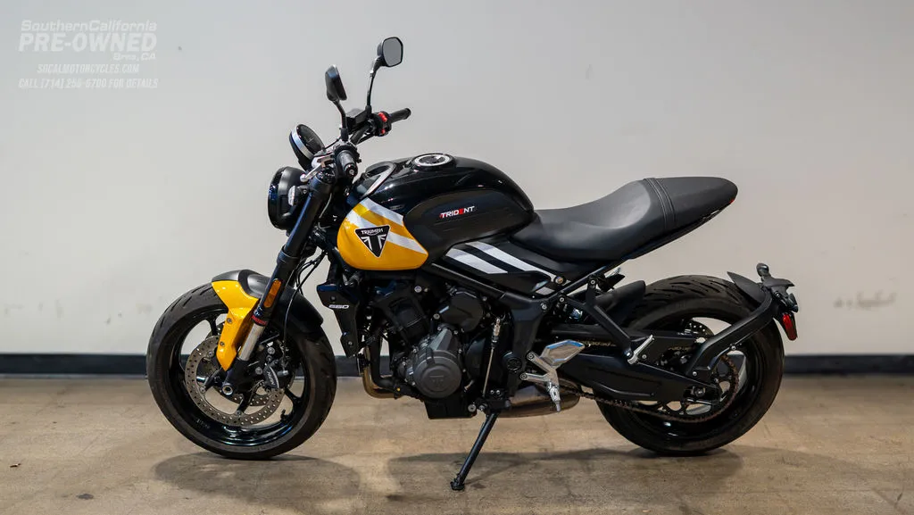 2025 Triumph Trident 660 in Cosmic Yellow / Sapphire Black, photo 8 of 10